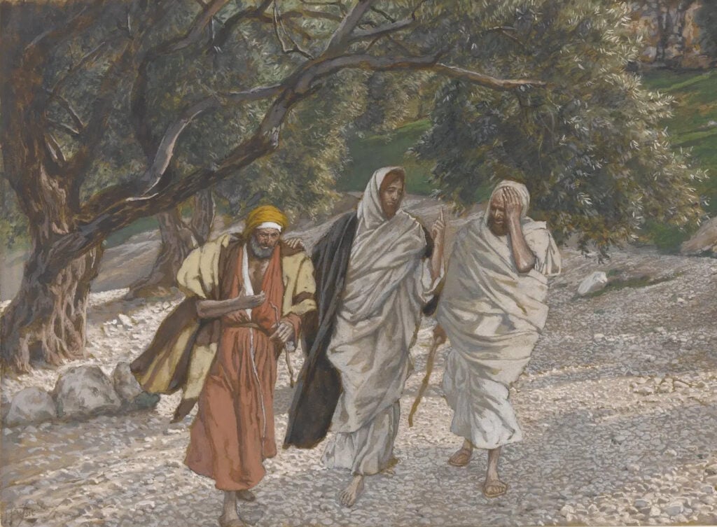 Una pintura de tres hombres caminando por un camino rocoso en una colina, con grandes árboles detrás. Los dos hombres de los extremos parecen ansiosos o abatidos, pero el hombre del centro apoya una mano reconfortante en el hombro de uno y levanta el dedo índice de la otra mano mientras habla, como para enfatizar lo que está diciendo. 